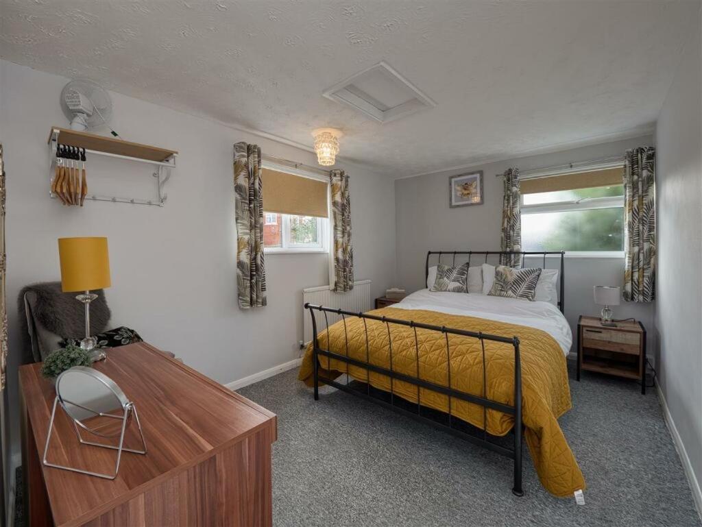 Little Park Holiday Homes Self Catering Cottages 1 & 2 Bedrooms Available Close To Tutbury Castle Екстериор снимка